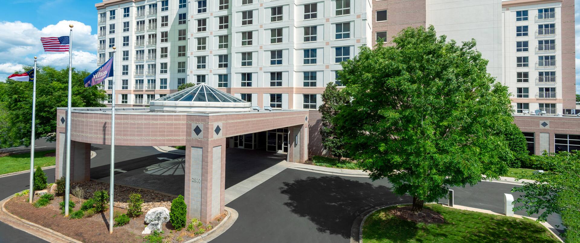 Exterior entrance of Hilton Charlotte Airport